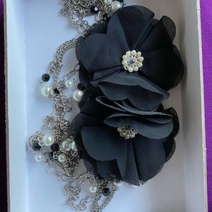 Necklace with a nice black flowers
